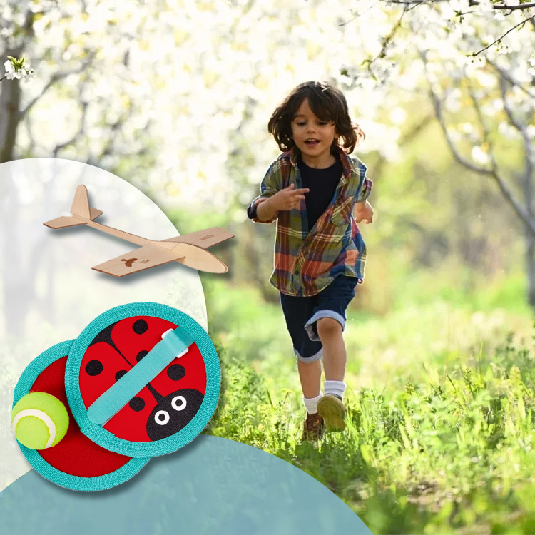 Kleiner Junge rennt über eine Wiese. Daneben sind Outdoor-Spielsachen abgebildet.