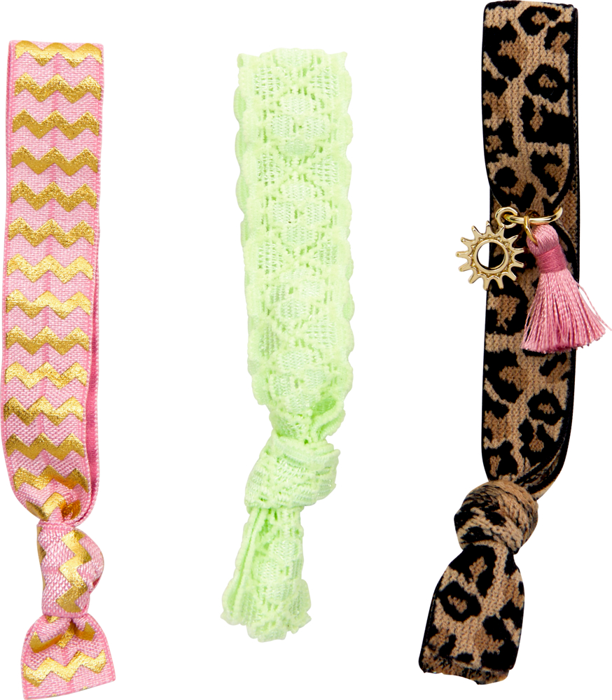 Drei geknotete Haargummis: rosa mit goldenen Zickzacklinien, hellgrün mit Spitze, Leopardenmuster mit Anhängern und Quaste.
