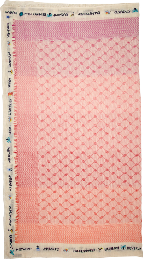 Rosa Tuch mit farbenfrohen Reisezielen in verspielter Schrift an den Rändern.