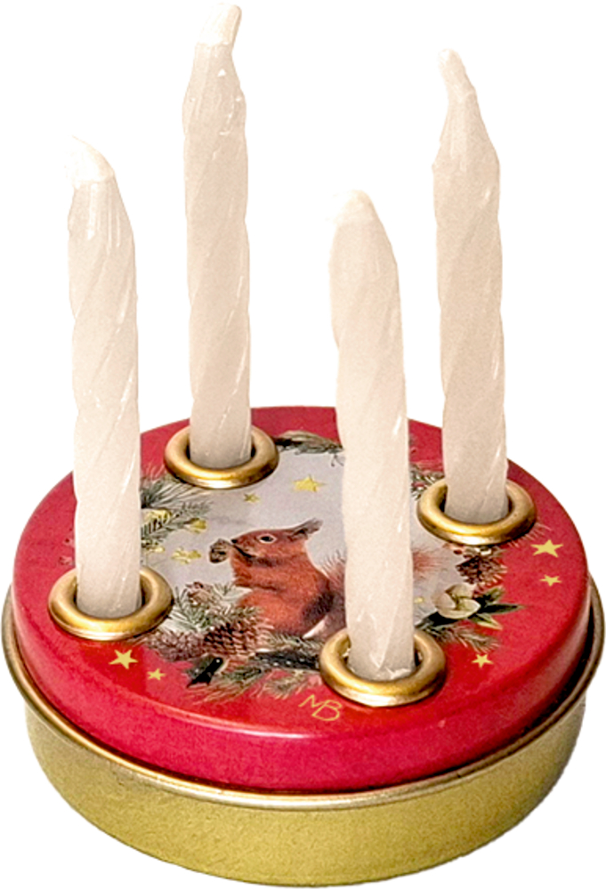 Eine runde goldene Metaldose mit rotem Deckel und vier weißen Spiral-Kerzen zeigt ein festliches Eichhörnchen- und Tannenzapfen-Design.
