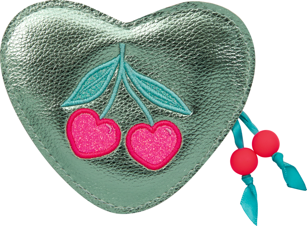 Herzförmige metallische Portmonees mit gestickten Kirschen, Reißverschlussanhänger mit roten Perlen und türkisfarbenen Bändern.