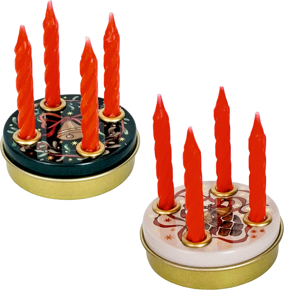 Zwei runde Metalldosen mit weihnachtlichem Motiv, jeweils mit vier roten, gedrehten Kerzen. Eine in dunkelgrün, die andere in hellrosa.