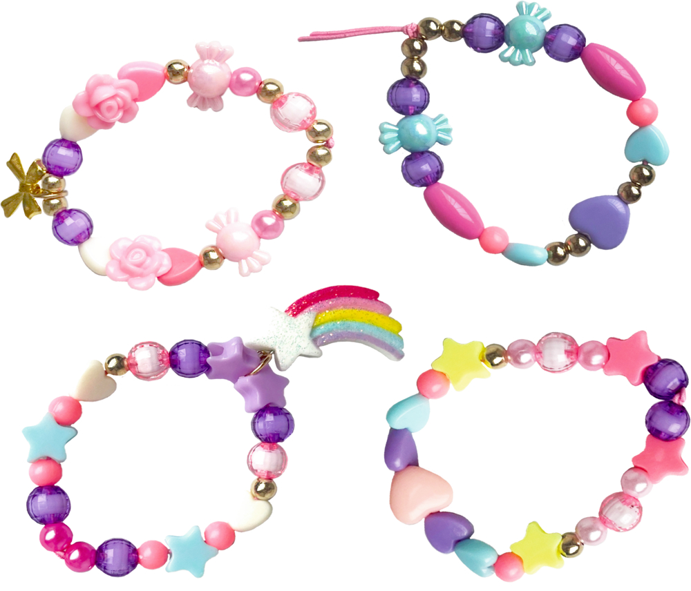 Vier bunte Perlenarmbänder für Kinder mit Herzen, Sternen, Blumen und einem Regenbogenanhänger auf weißem Hintergrund.