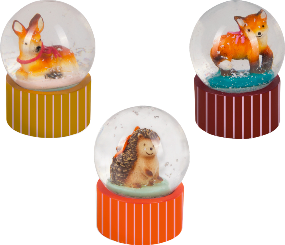 Drei Schneekugeln mit Hirsch, Fuchs und Igel darin, jeweils auf einem bunt gestreiften Sockel.