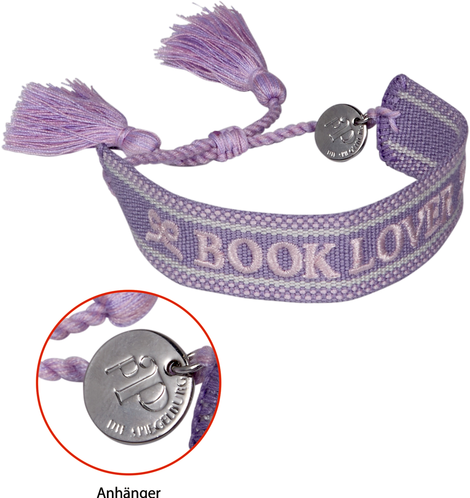 Violettes gewebtes Armband mit Quasten, hellem Schriftzug „BOOK LOVER“ und rundem silberfarbenem Anhänger mit Gravur.