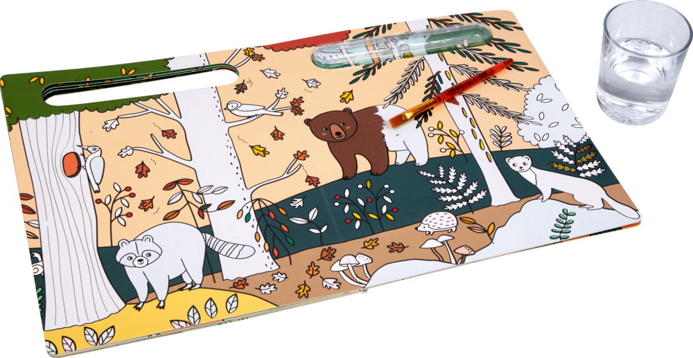 In vier Schritten wird gezeigt, wie mit Pinsel und Waßer eine Waldszene ausgemalt wird.