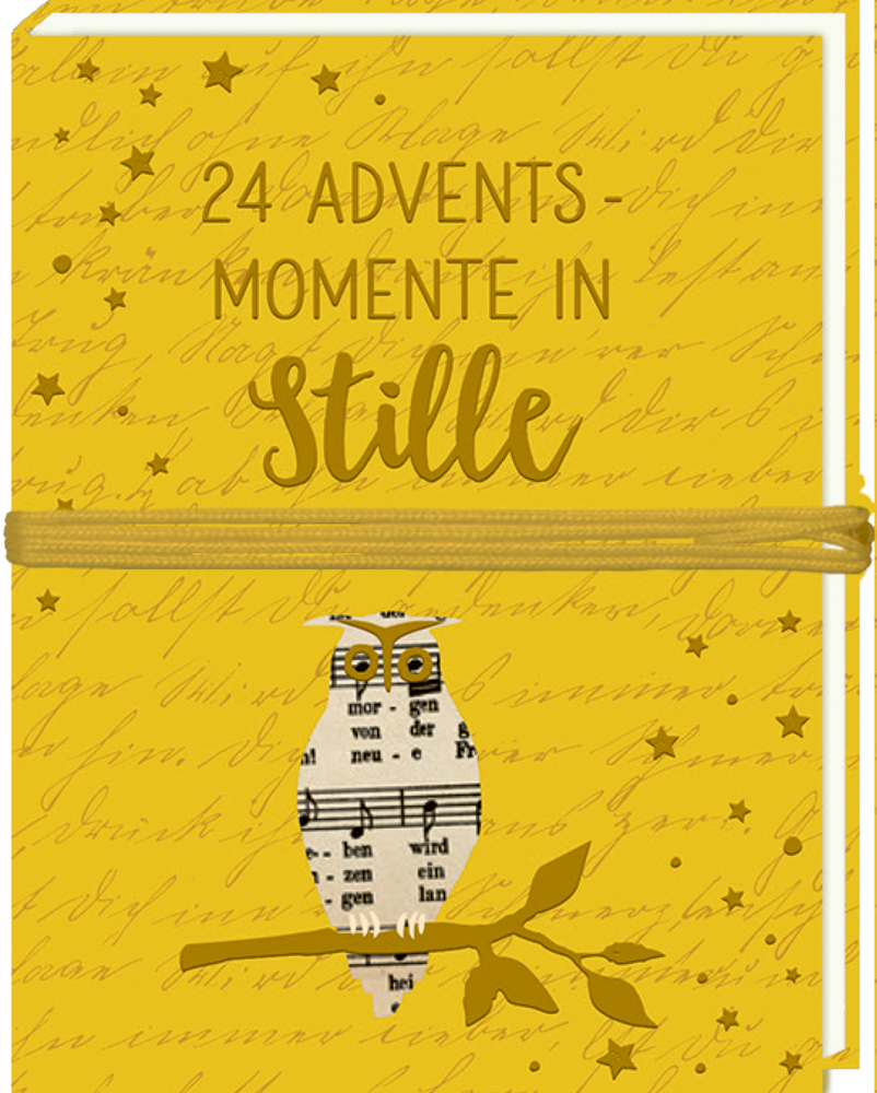 Gelbes Buch mit der Aufschrift „24 Adventsmomente in Stille“ und einer Eule aus Notenpapier auf einem Ast.