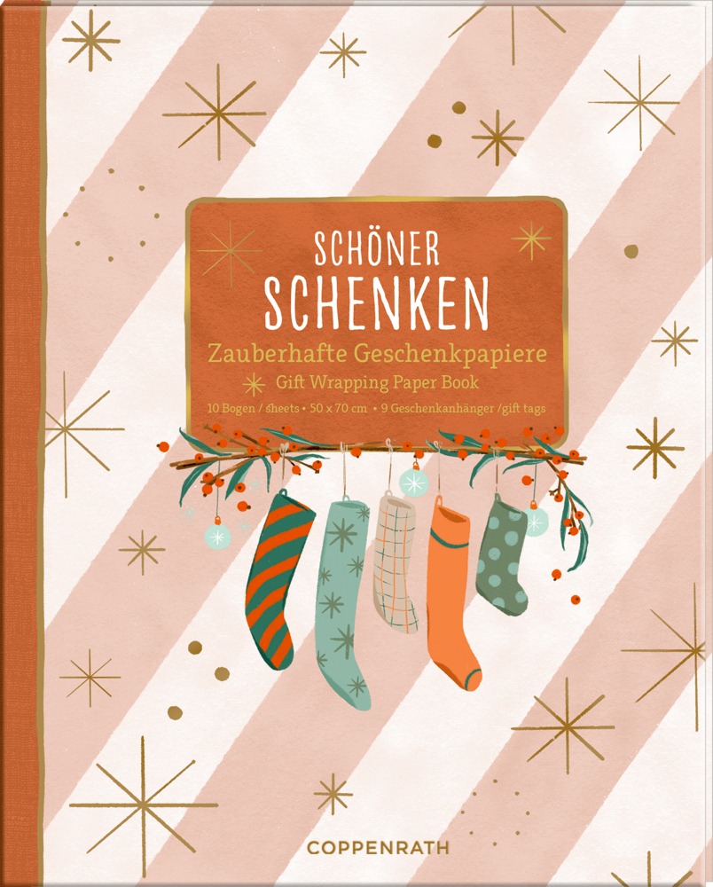 Geschpapier-Buch-Cover: Festliche Strümpfe und Ornamente hängen an einem rosafarbenen Sternenumschlag mit deutschem und englischem Text.