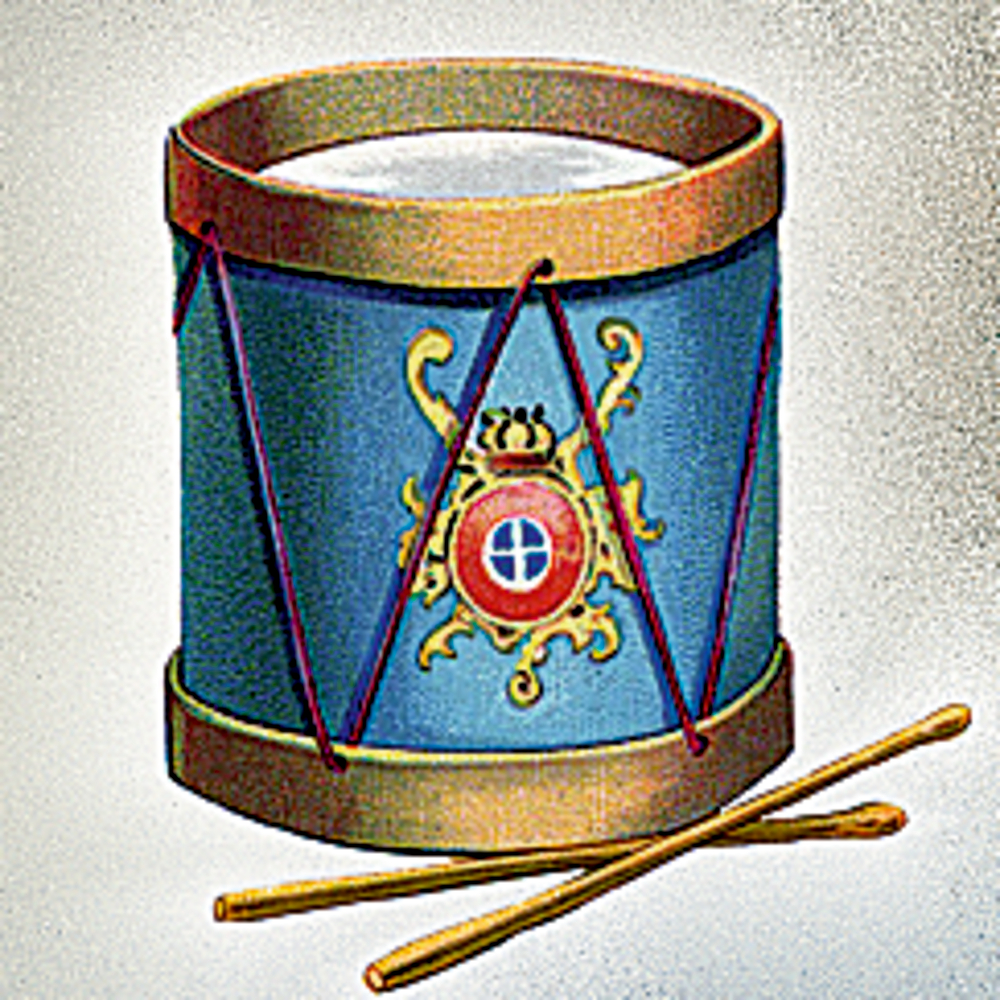 Blaue Spielzeugtrommel mit goldenem Rand, rotem Emblem und zwei Trommelstöcken davor liegend.
