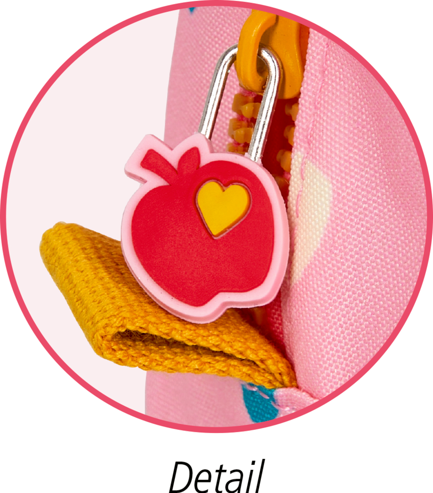 Nahaufnahme eines rosa Apfel-Reißverschlussanhängers mit gelbem Herz an einer rosa Stofftasche.
