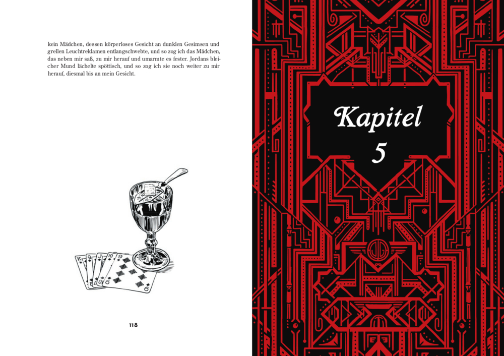 Buchdoppelseite: Dessertglas mit Löffel, links drei Spielkarten, rechts „Kapitel 5“ im kunstvollen rot-schwarzen Design.