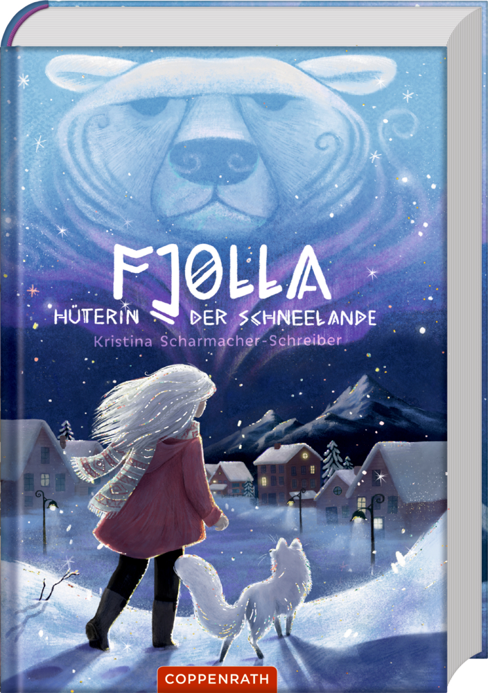 Ein Mädchen mit weißem Haar und ein weißer Fuchs stehen im verschneiten Dorf, über ihnen ein Bärengesicht im Polarlicht, auf dem Cover von "Fjolla - Hüterin der Schneelande".