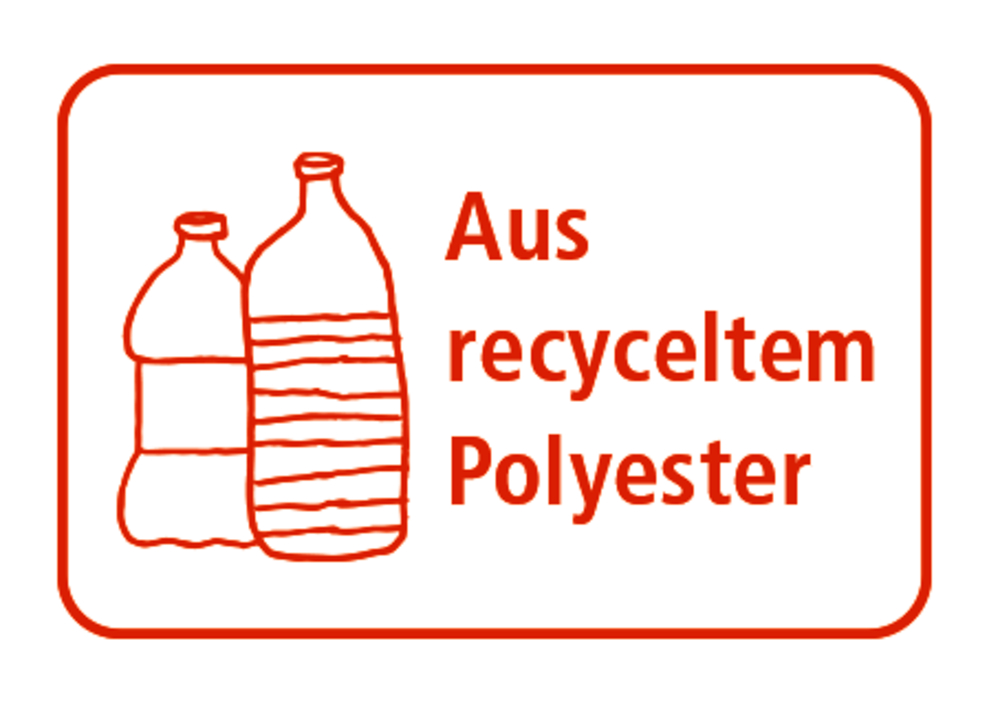 Zwei Plastikflaschen mit rotem Schriftzug „Aus recyceltem Polyester“.