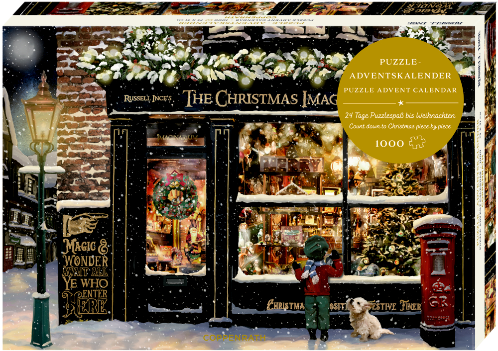 Festliches Weihnachtsschaufenster mit Dekorationen, verschneiter Straße, Baum, Kind und Hund draußen.