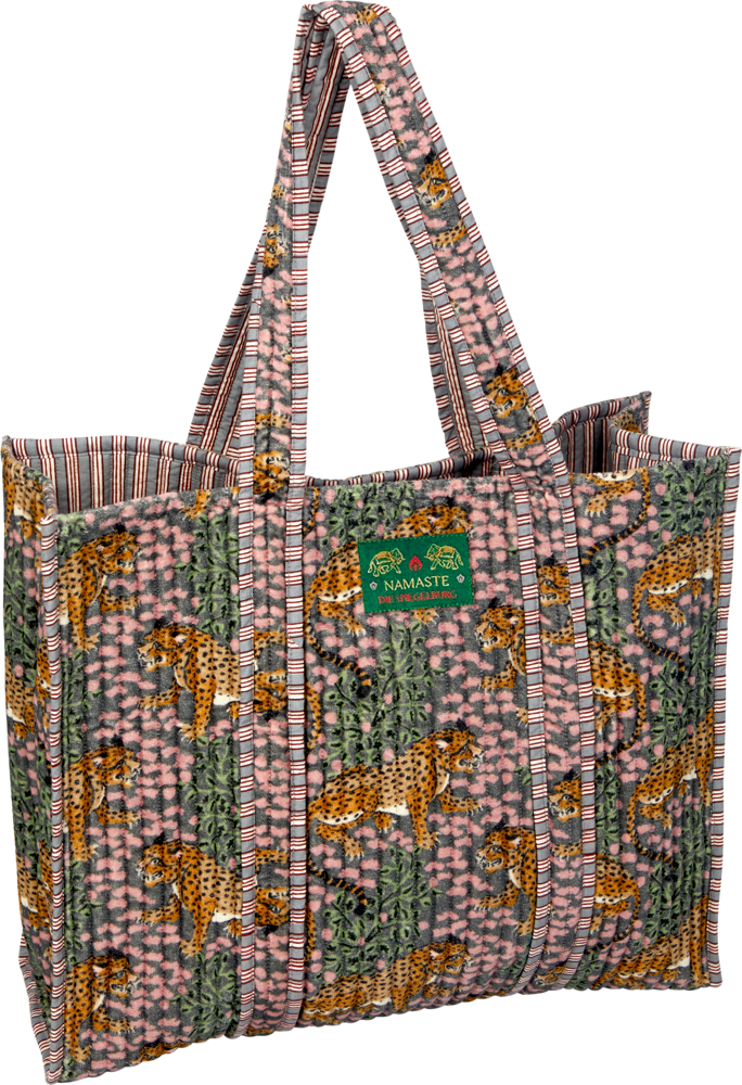 Einkaufstasche mit Leoparden- und Blättermuster in Rosa und Grün, mit gestreiften Trägern.