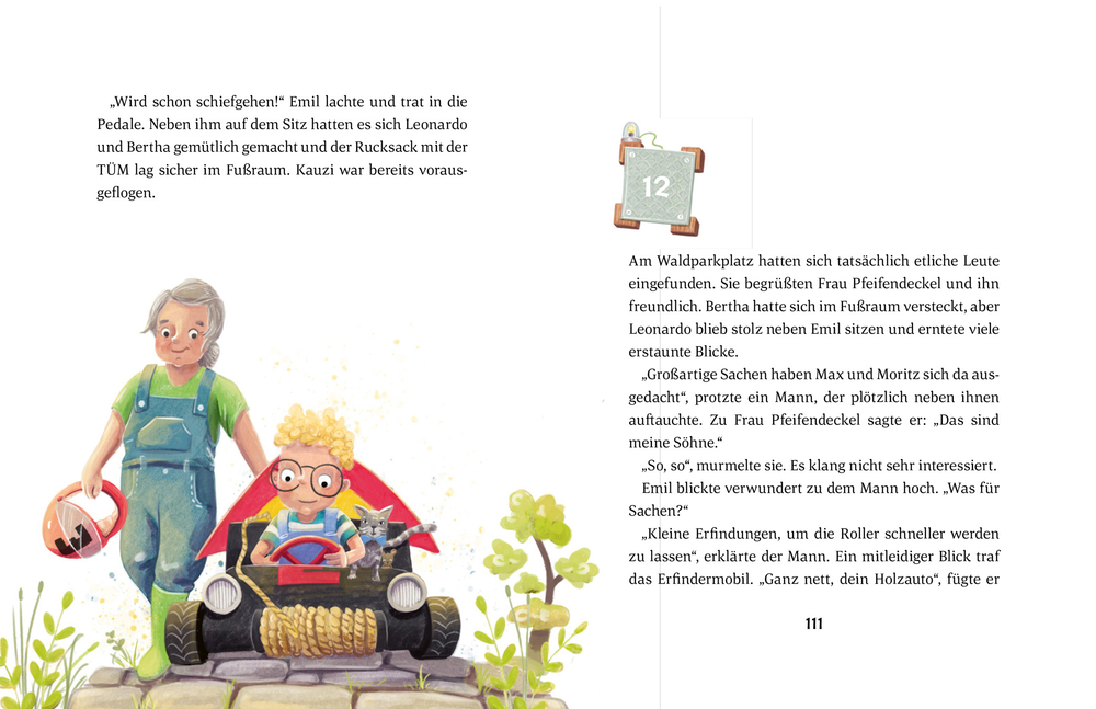 Ein lächelnder, lockiger Junge mit Brille lugt hinter einem Holzhaus mit roter Tür hervor und beobachtet einen Eindringling.