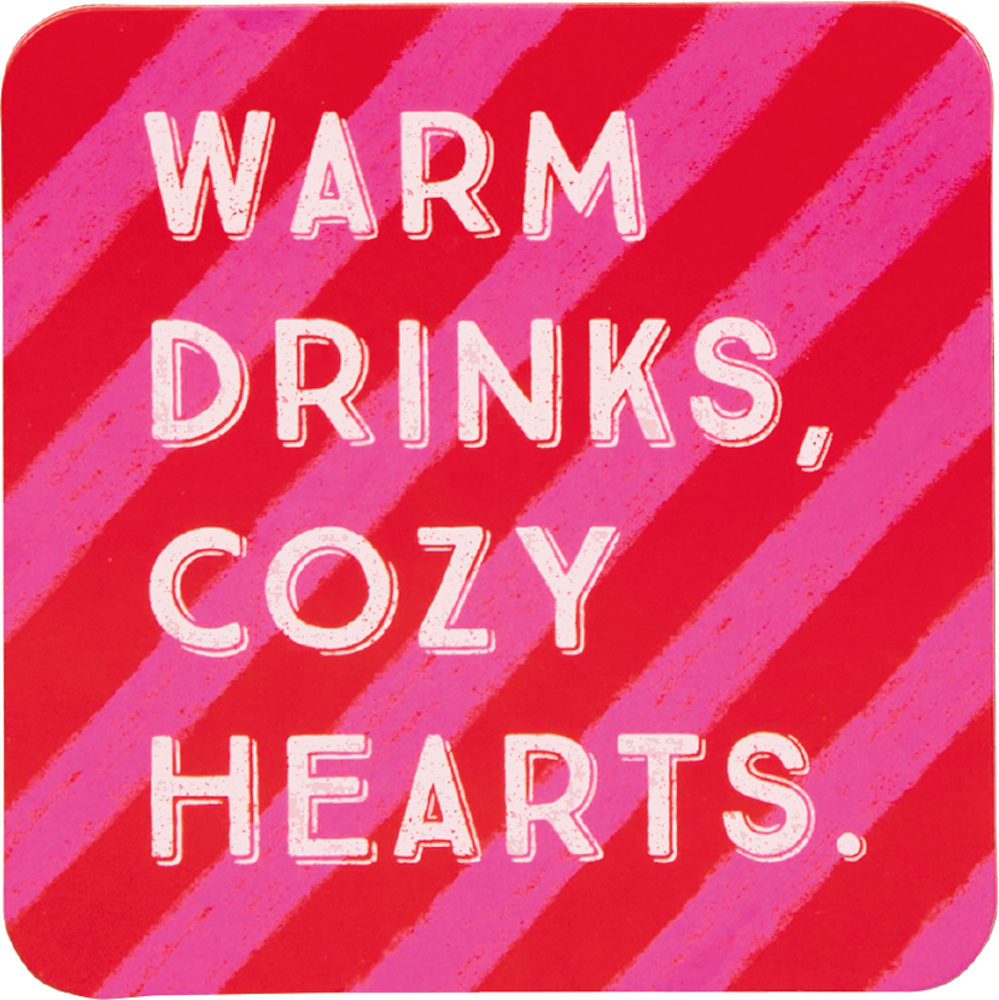Pinker Untersetzer mit diagonalen roten Streifen und rosa Text „WARM DRINKS, COZY HEARTS.“