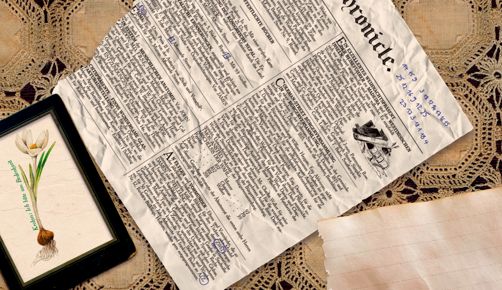 Eine Doppelseite die eine alte Zeitung auf Spitze, gerahmte Blumenillustration und ein Papierschnipsel mit handgeschriebenen Zahlen abbildet.