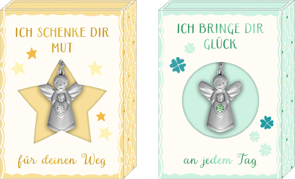 Zwei silberfarbene Engelanhänger mit Stein im Herz, einer mit klarem, einer mit grünem Stein, auf gelber und mintfarbener Verpackung.
