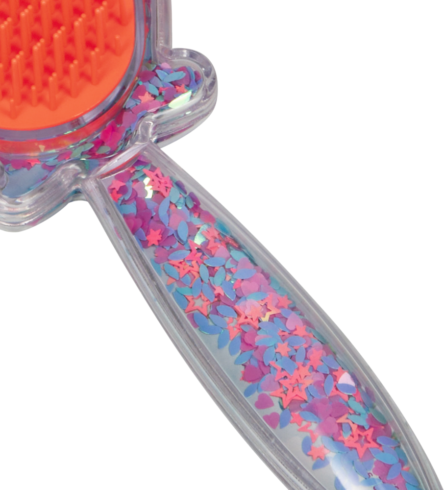Ein Haarbürstengriff ist klar und mit buntem Herz- und Stern-Glitter gefüllt, orangefarbene Borsten sind sichtbar.