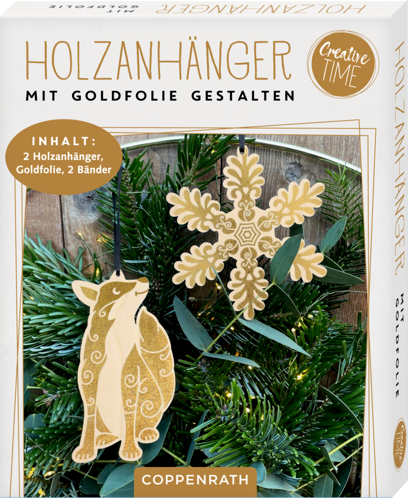 Hölzerner Weihnachtsschmuck – ein Fuchs und eine Schneeflocke mit Goldfolie – hängt an einem Kiefernzweig.