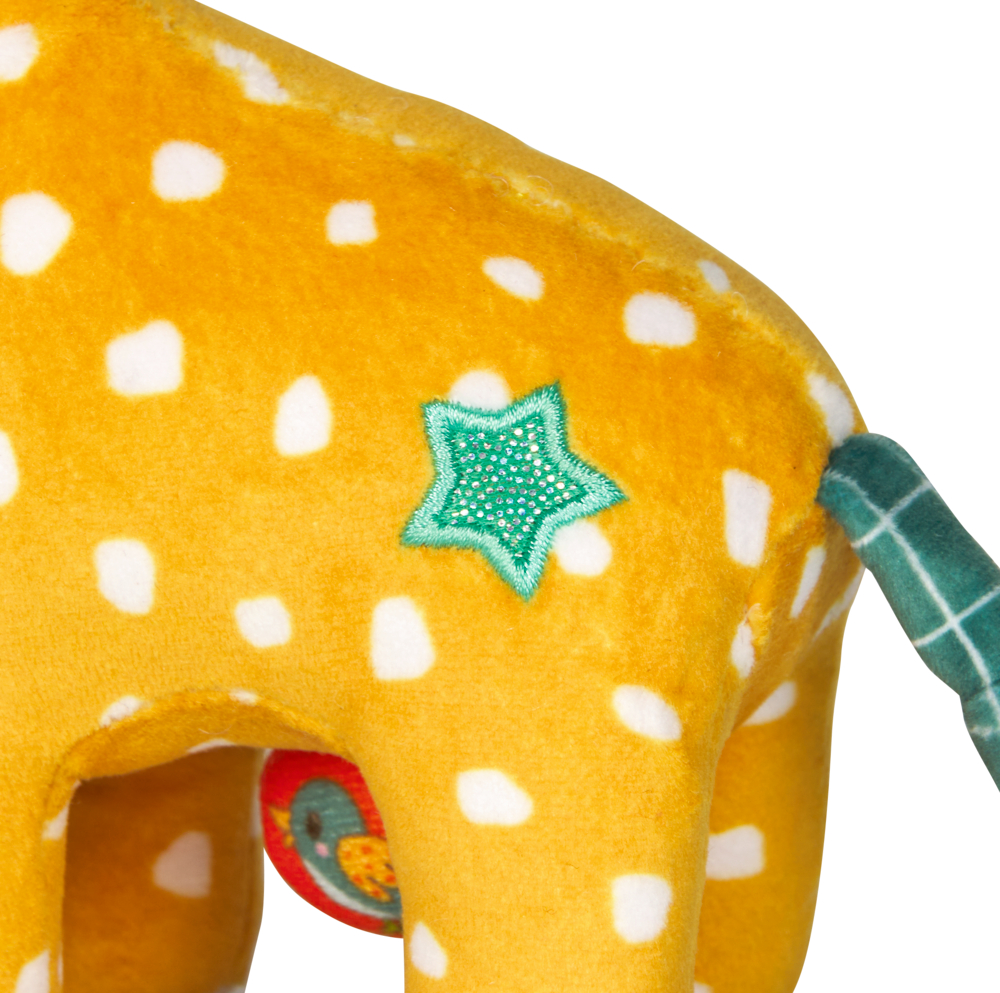 Nahaufnahme eines türkisen Aufnähers in Sternform am Hinterteil einer Stoffgiraffe.