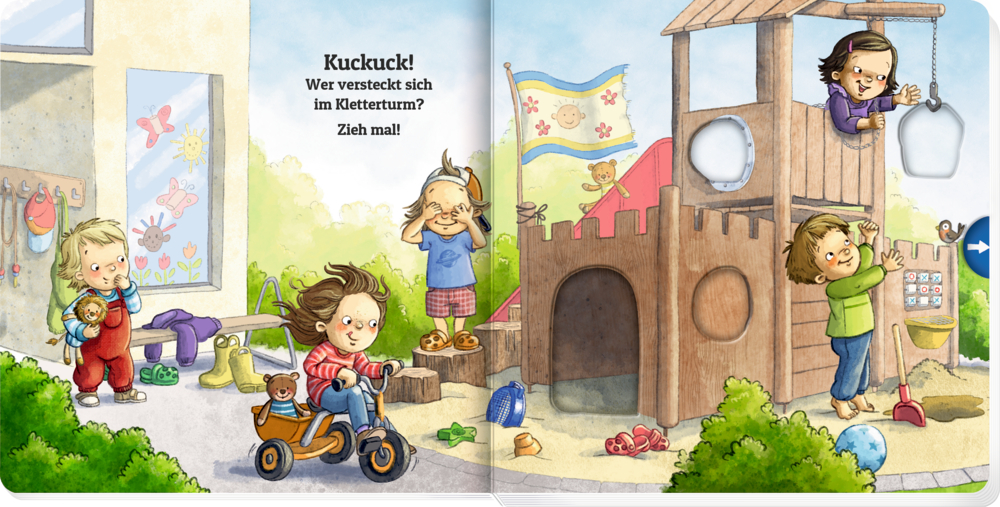 Vier Kinder spielen im Garten mit einem Kletterturm, Sandspielzeug, Dreirad, Kuscheltieren und bunten Flaggen.