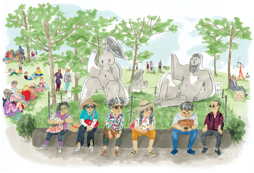 Menschen sitzen im Park auf einer Bank bei abstrakten Statuen, andere entspannen und spielen im Hintergrund.