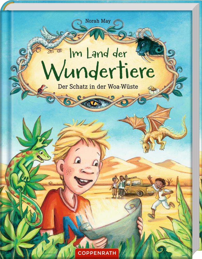 Im Land der Wundertiere (Bd.1) - Der Schatz in der Woa-Wüste Ein lächelnder Junge mit Karte steht in der Wüste, magische Wesen fliegen über ihm Auf dem Cover von "Im Land der Wundertiere - Der Schatz in der Woa-Wüste".
