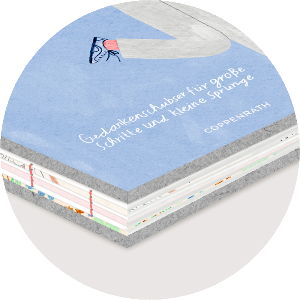 Stapel blau illustrierter Bücher mit handgeschriebenem Text und sichtbaren bunten Bindefäden.