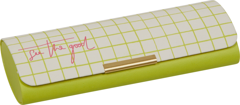 Grün-weiß kariertes Brillenetui mit der Aufschrift „See the good“ in rosa Schreibschrift.