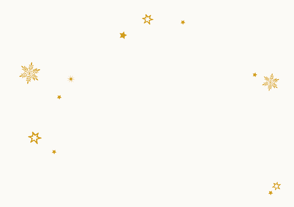 Briefumschlag mit goldenen Sternen und Schneeflocken, die in einem lockeren Halbkreis auf einem schlichten weißen Hintergrund verstreut sind.