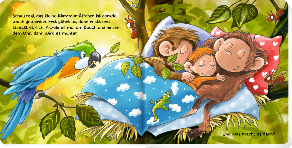 Doppelseite mit Text auf der Affen im Urwald auf einem Bett kuscheln, während ein Papagei und Insekten in der Nähe sind.