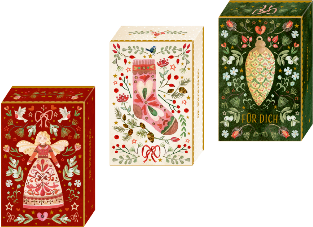 3 Weihnachtsgeschenkboxen mit Seife mit einem Engel, einem Strumpf und einem Ornament mit festlicher Blumendekoration.