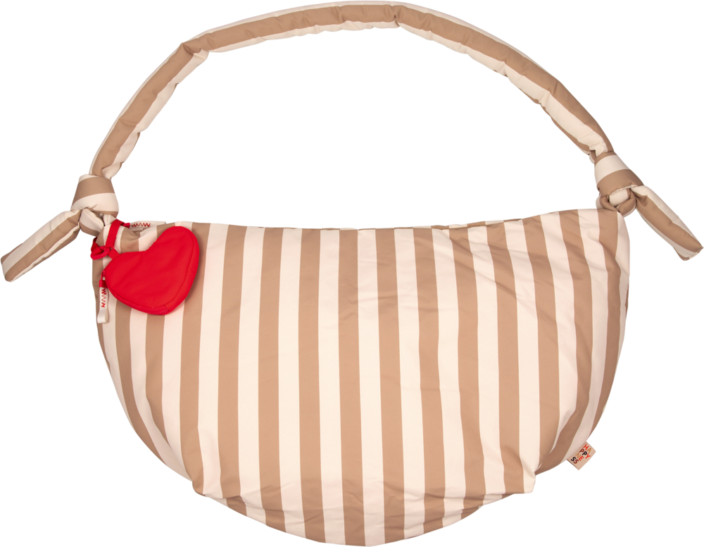 Beigebraune und weiße gestreifte Tasche mit gepolstertem Henkel und rotem herzförmigem Anhänger.