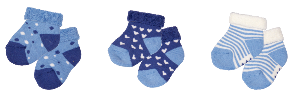 Babysöckchen, hellblau - BabyGlück (3 Paar) Set mit 3 blauen Babysocken mit Tupfen-, Herz- und Streifenmuster auf weißem Hintergrund.