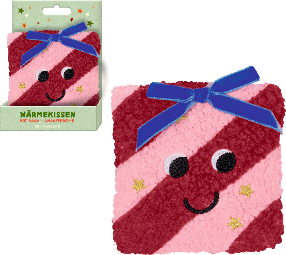Quadratisches Wärmekissen in Geschenkform mit rosa-roten Streifen, gesticktem Gesicht, blauen Stoffschleife und kleinen gelben Sternen, einmal mit Verpackung, einmal ohne.