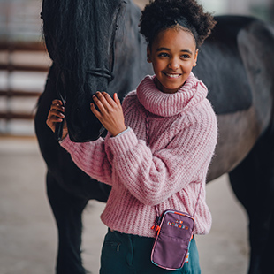 Mädchen in einem rosa Pullover mit einem Friesen