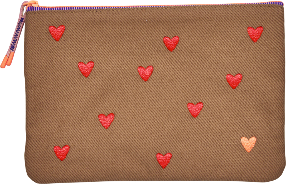 Beige Stofftasche mit mehreren roten und einem orangefarbenen gestickten Herzmotiv und Reißverschluss mit buntem Zipper.