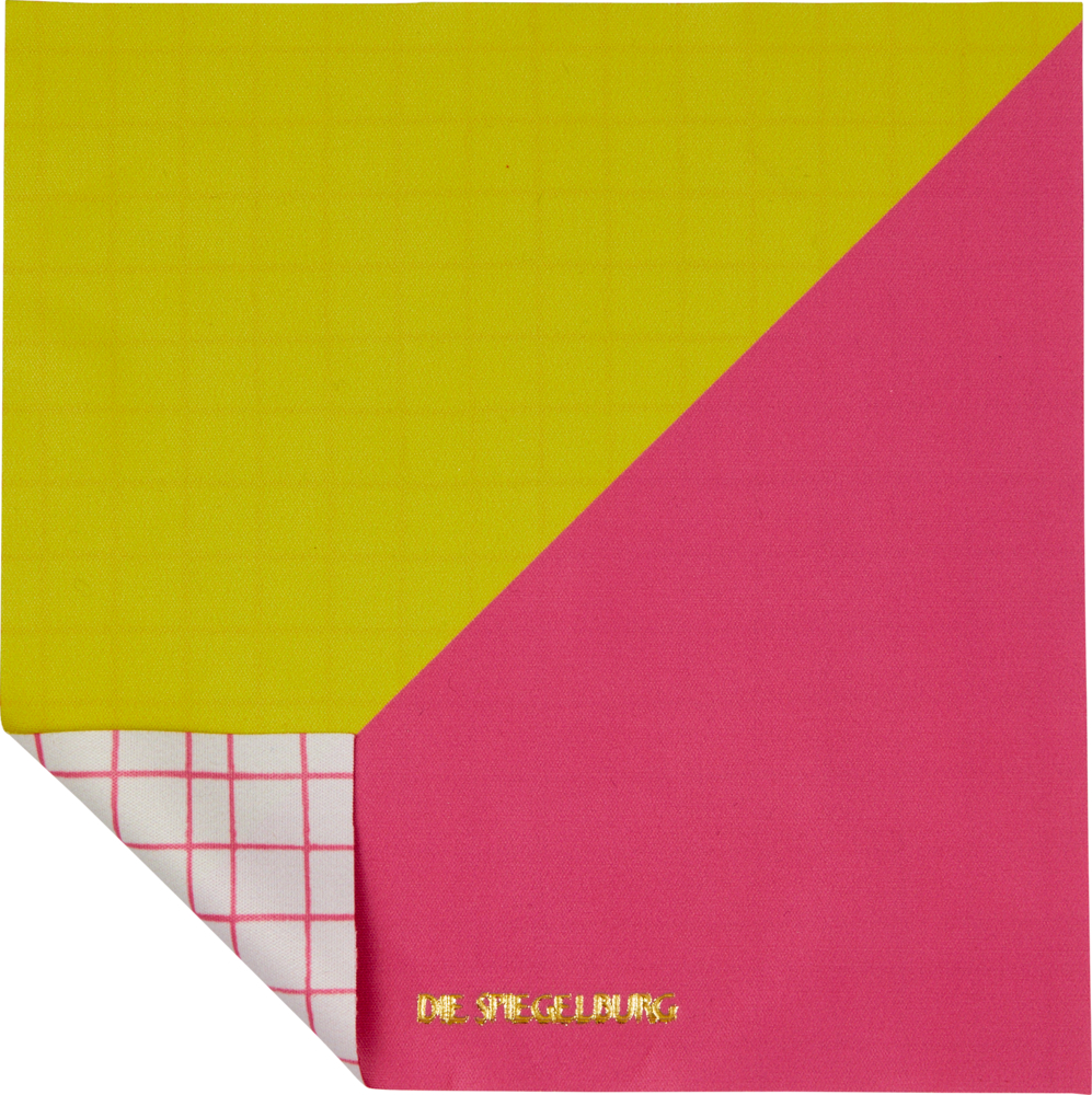 Quadratisches Tuch: leuchtend gelbe und rosa diagonale Hälften. Eine Ecke zeigt die Rückseite mit einem pinken Gitter auf weiß.