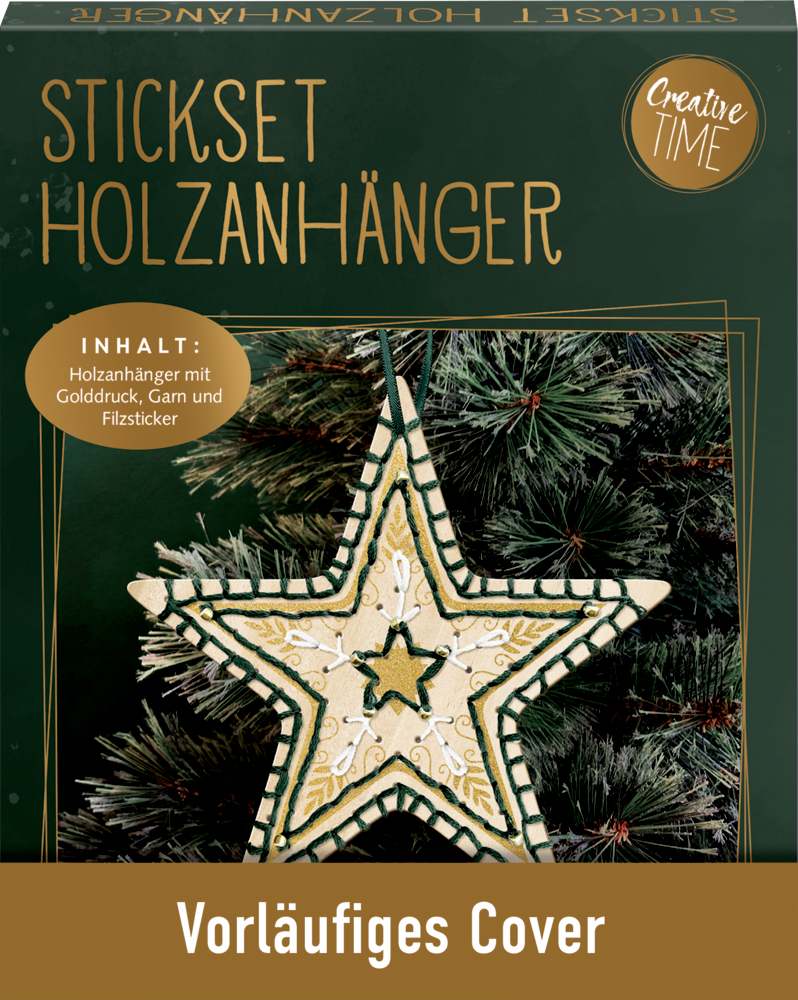 Dunkelgrüne Verpackung des Sticksets "Holzanhänger" mit Foto eines bestickten Holzsterns in Weiß, Gold und Grün vor Tannenzweigen.