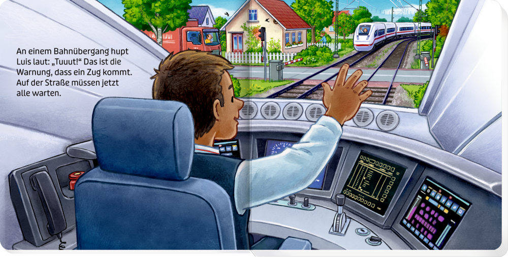 Ein Lokführer winkt. Ein Zug fährt auf einen Bahnübergang zu. Autos und Personen warten hinter einer geschlossenen Schranke.