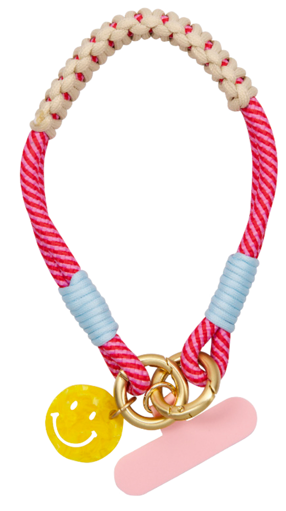 Rosa und cremefarbene Kordelkette mit goldenen Ringen, gelbem Smiley-Anhänger und rosafarbenem ovalen Anhänger.