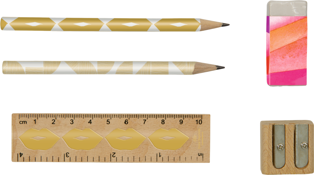 Zwei gemusterte Bleistifte, ein rosa-oranger Radiergummi, ein Holzlineal und ein Holzspitzer.