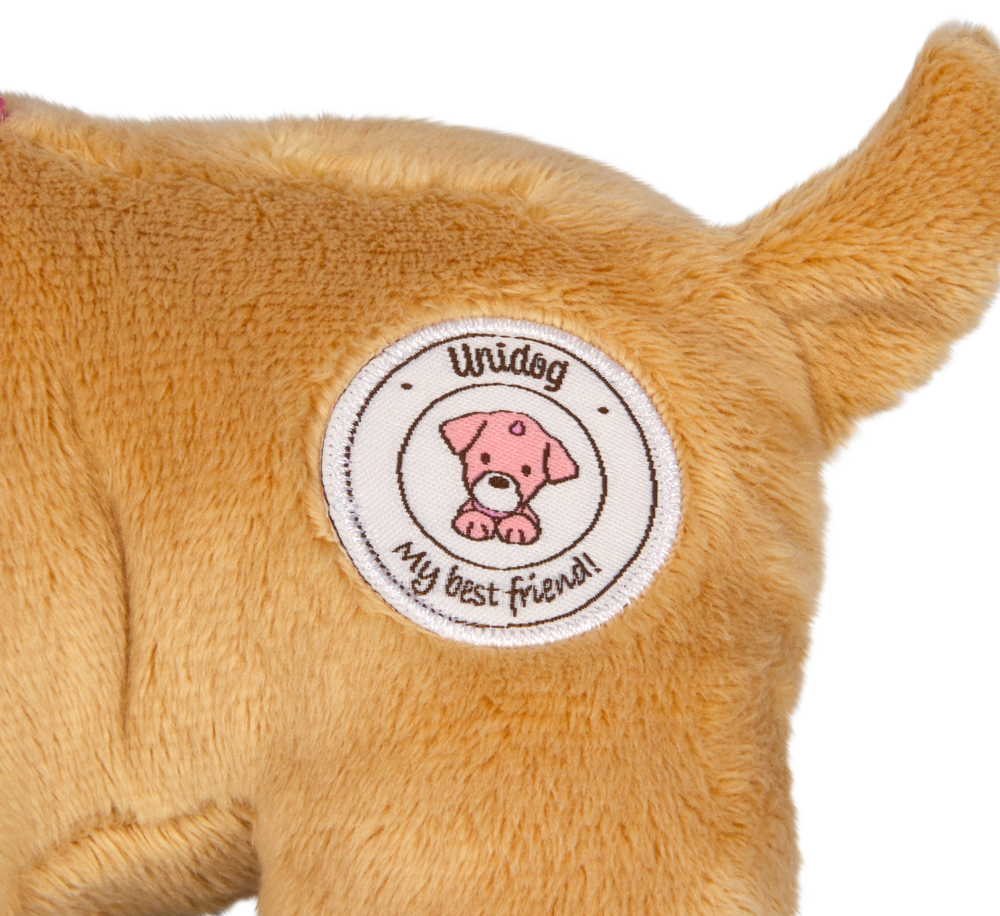Nahaufnahme des Rückens eines Plüschhunds mit „Unidog My best friend!“ und Hundemotiv auf einem Patch.