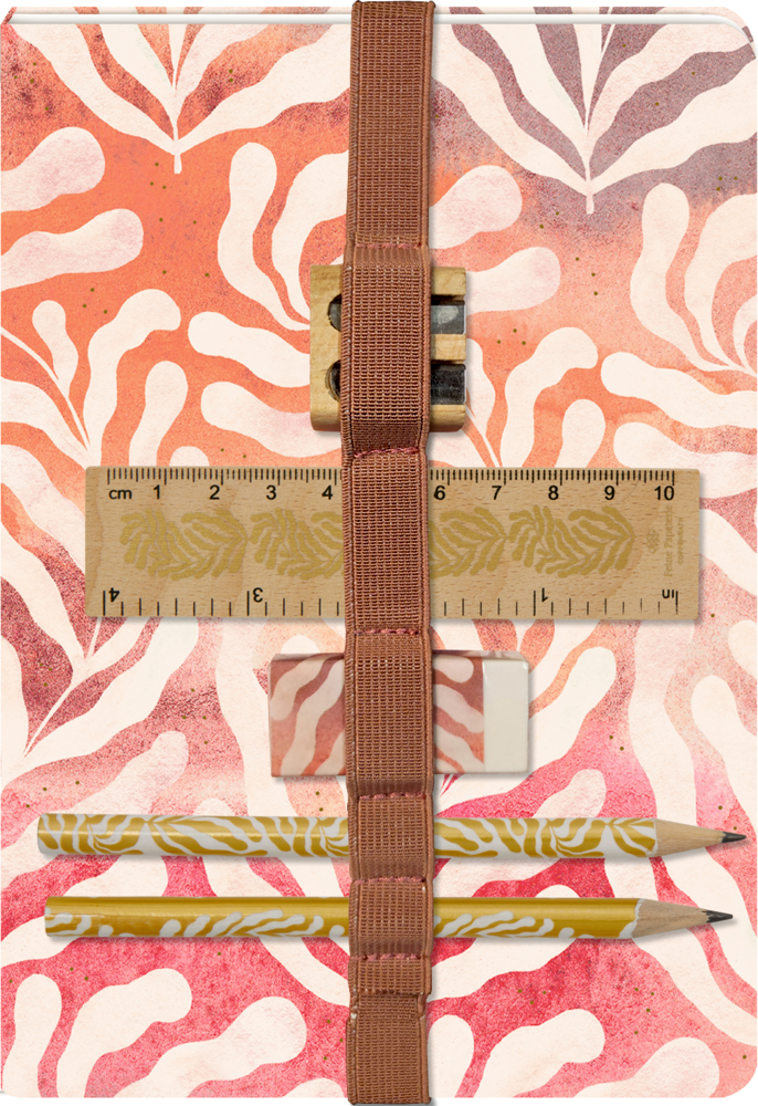 Notizbuch mit rosa-gewellten Blattmotiven, Lineal, Radiergummi und zwei Bleistiften, befestigt durch ein altrosafarbenes Gummiband.