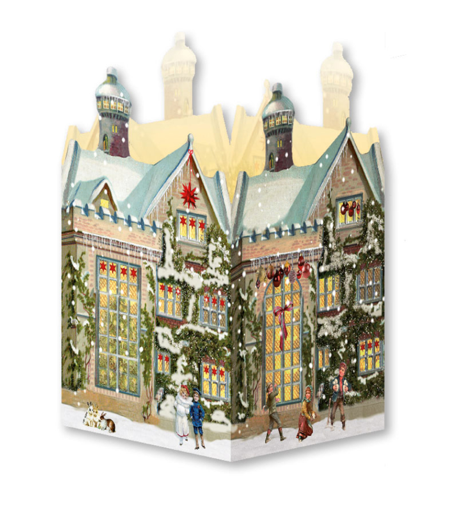 Festlich schneebedecktes weißes Haus mit leuchtenden Fenstern und Menschen draußen, die die Winterlandschaft genießen.
