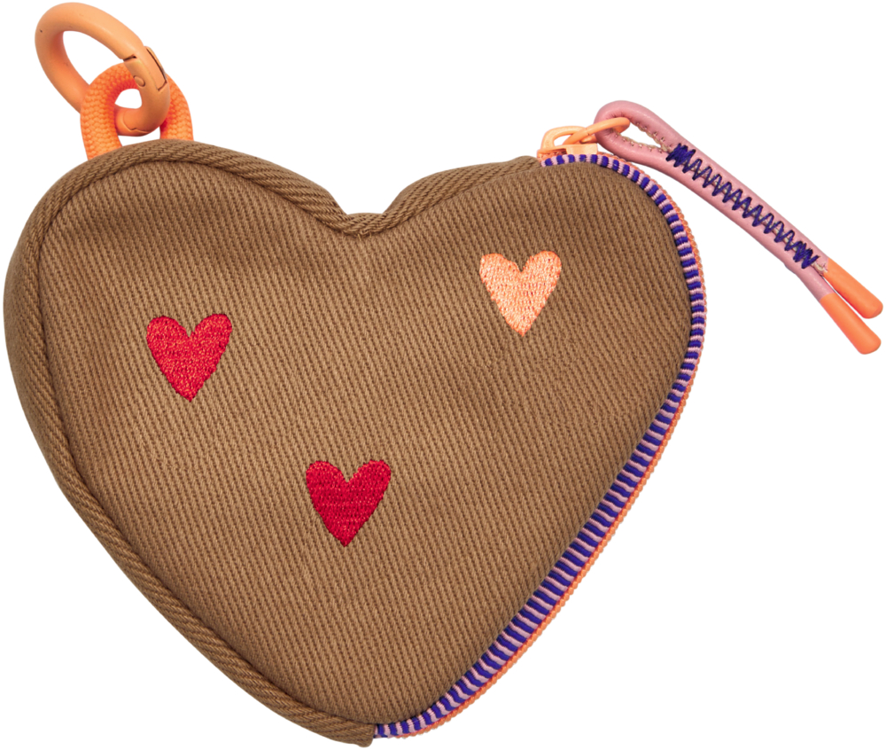 Beige herzförmige Tasche mit drei farbigen Herzstickereien, apricotfarbenem Karabiner und Reißverschluss mit Ziernähten.