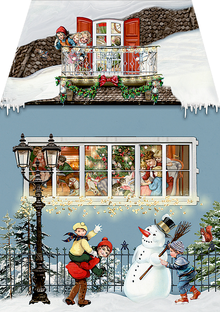 Kinder spielen im Schnee vor einem Haus mit Schneemann, während drinnen eine Familie neben einem Weihnachtsbaum sitzt.