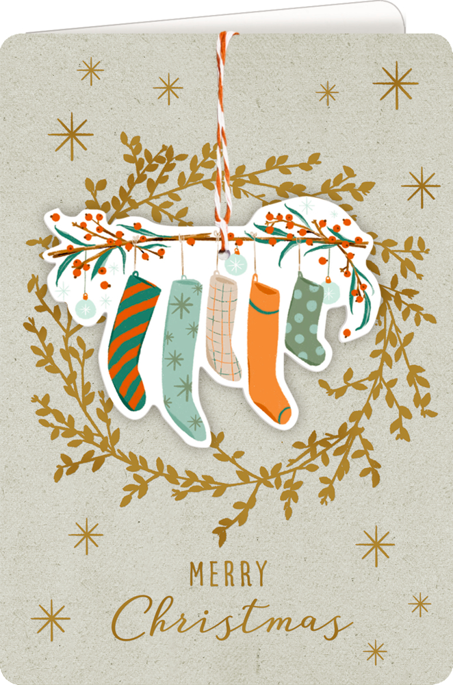 Weihnachtskarte mit hängenden Strümpfen, adventlichem Zweig, goldenem Kranz und dem Text „Merry Christmas“ darunter.